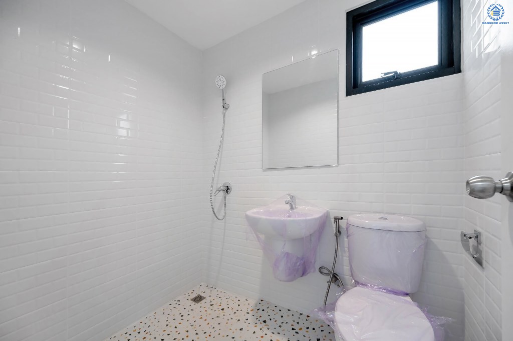 บ้านมือสองตกแต่งใหม่ พระปิ่น2 บรมราชชนนี เนื้อที่ 36.30 ตร.ว. ฟังก์ชัน 2 ห้องนอน 2 ห้องน้ำ เข้า-ออกได้สองเสั้นทาง โครงการติดถนนบรมราชชนนี เชื่อมต่อถนนศาลาธรรมสพน์ ใกล้ทางคู่ขนานลอยฟ้าบรมราชชนนี ใกล้จุดขึ้นทางด่วน "ศรีรัช" และห้างสรรพสินค้าเซ็นทรัลปิ่นเกล้า...